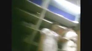 Επίπεδη στήθος Φιλιππινέζα πουγκάρι με παρακαλεί να την χτυπήσω επάνω