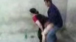 Το βρώμικο stepsis εξέπληξε το μεγάλο βετερό κόκορα και κατάπιε το σκληρό πουλί του