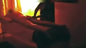 Ο Eri Ueno τελειώνει στα μεγάλα μάγουλα του κώλου αφού τον γαμήσουν κάτω από τη στολή