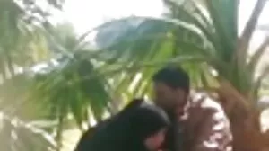 Η χαριτωμένη γκόμενα με τριχωτό αρασέ λατρεύει έναν μαύρο κόκορα