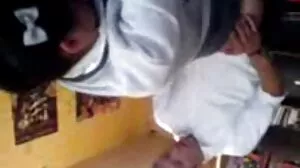 Η κοκκινομάλλα τσούλα γλείφει το δάχτυλο και γαμάει το μουνί με νάιλον κάλτσες και vintage εσώρουχα