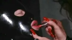 Η ελκυστική έφηβη καυτερή δείχνει ικανότητες στην ιππασία