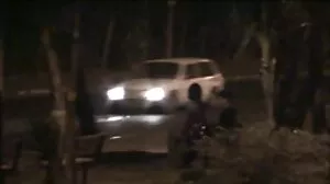 Η γιαγιά καβαλάει τρανς μωρά κόκορα