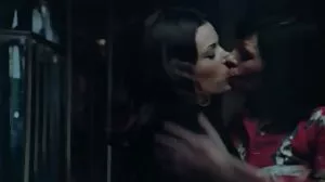 Η καυλιάρης πόρνη δέχτηκε λεσβία