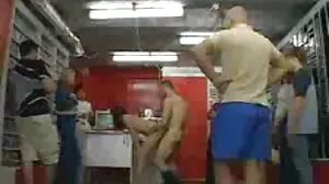 Η γκόμενα ιδρώνει από τραχύ χτύπημα