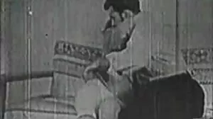 Η σέξι ξανθιά γιαγιά Έρικα γλείφει το μουνί και τα δάχτυλά της από τη δελεαστική νεότερη μελαχρινή