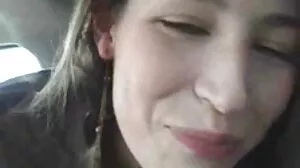 Μωρό με έβενο που πιπιλάει ενώ παίρνει δάχτυλο