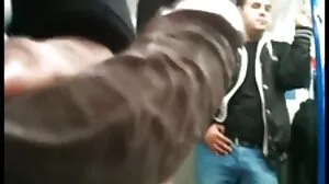 Ο Val Steele και ο Jessae Rosae καβαλούν ένα μεγάλο κόκορα