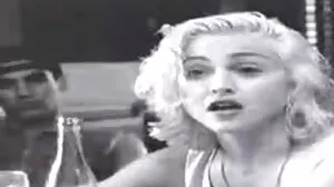 Η ελκυστική ξανθιά φλουζέ Mandy Dee φυσά πριν από το σκυλάκι