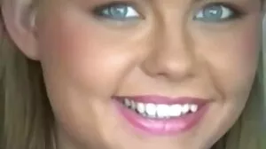 Η Horny μωρό ξέρει πώς να γαμήσει το μουνί της.