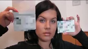 Ένα έντονο γραφείο fuck με ένα busty hot έβενο μωρά