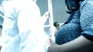 Ο μάγκας χτυπάει την κοπέλα του στο γραφείο της