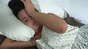 Ισπανική φοιτήτρια ανταλλαγής πιπιλάει μαύρο κόκορα ιδιοκτήτες σπιτιού για τη διαμονή της