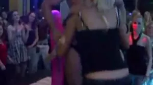 Busty αδελφές τραχιά υπαίθρια ομάδα χτύπησε