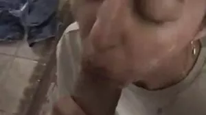 Σκληρό squirt κατά τη διάρκεια ενός μασάζ Titted