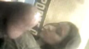 Η καυλιάρης πίπα skank λατρεύει το cum στο στόμα