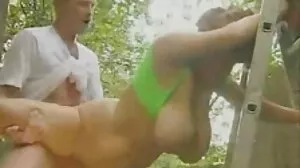Hot MILF πάρει το πουλί της από νεαρό άνδρα