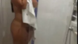 Η έβενος χαριτωμένη παίρνει δάχτυλο
