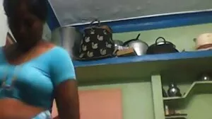 Επίδειξη στριπτίζ με καυτή μπούστο ξανθιά μιλφ