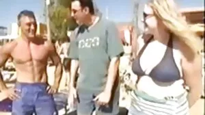Φετίχ brunette cuckolds σε διαφυλετικό 3way