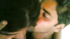 Η Harley Haze από το Τέξας γκρινιάζει δυνατά και απολαμβάνει το πουλί με τα καρφιά