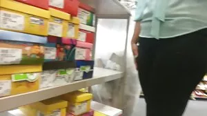 Καταβροχθίζοντας έφηβος βόλτες με τεράστιο μαύρο κόκορα